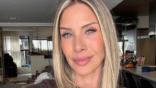 Convertida, ex-panicat relembra fama: “Deixei pra trás bebedeira e pegação”