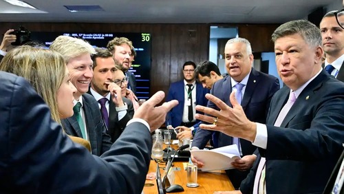 CPMI aprova quebra de sigilos de Lulinha, e sessão acaba com troca de socos