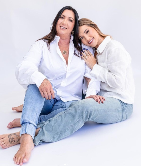 Virginia compartilha fotos da cirurgia plástica da mãe, Margareth Serrão