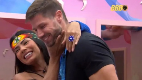 Romance deu errado? Jonas 'foge' de beijo de Marciele e vira assunto na web