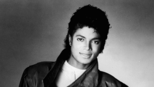 Michael Jackson teria molestado criança na casa de Elton John; entenda caso