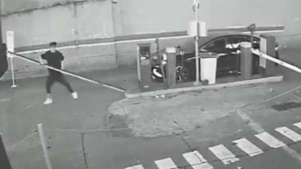 Homem se irrita com cancela de estacionamento e agride segurança em SP