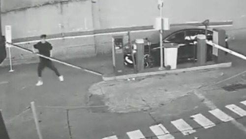 Homem se irrita com cancela de estacionamento e agride segurança em SP