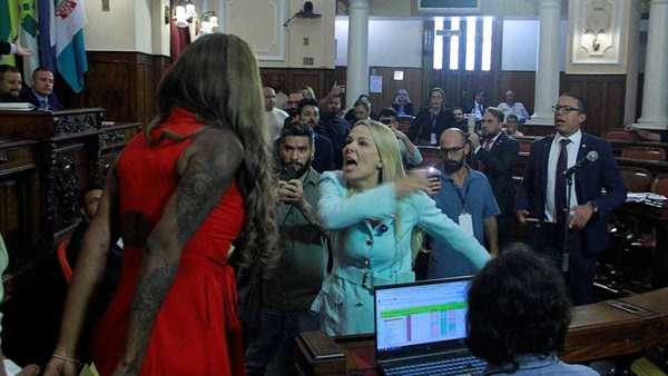 Homenagem a Ludmilla causa confusão generalizada na Câmara de Niterói