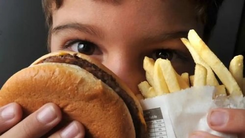 Uma em cada cinco crianças e adolescentes tem sobrepeso ou obesidade