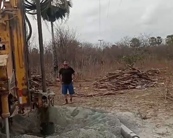 Agricultor perfura poço no Ceará para obter água e descobre poço de petróleo em casa