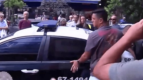 Acusado de estupro coletivo é hostilizado em porta de delegacia: veja vídeo