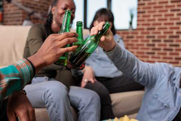 Reduzir 1 litro de álcool por ano está ligado a menos mortes por câncer