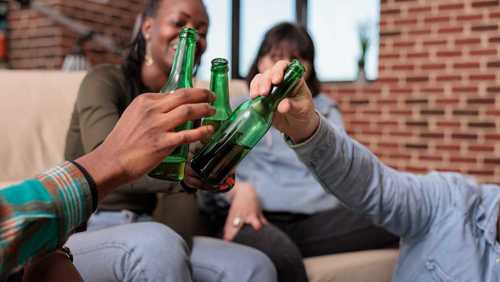 Reduzir 1 litro de álcool por ano está ligado a menos mortes por câncer