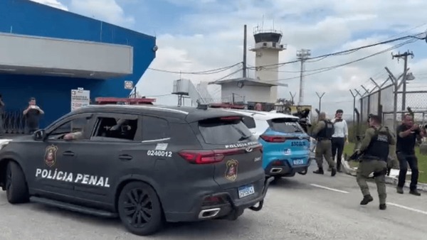 Vorcaro chega ao aeroporto de São José para ser transferido para Brasília