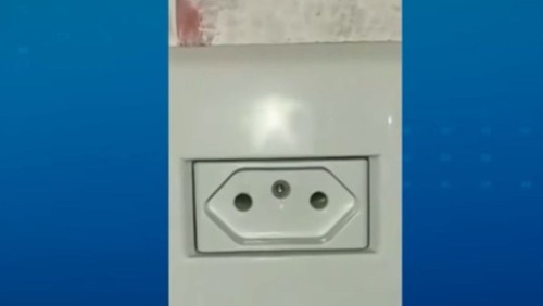 Funcionária descobre microcâmera instalada em banheiro de empresa