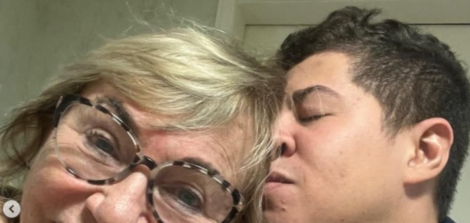 Mãe de Eliana agita web após ser flagrada aos beijos com influenciador