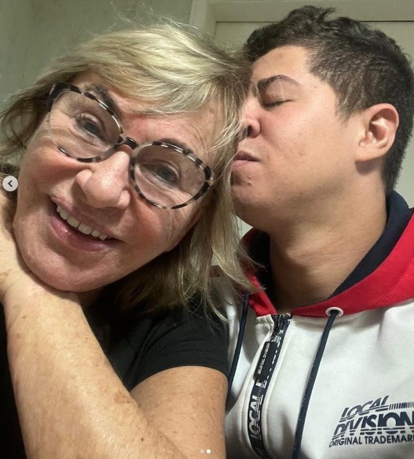 Mãe de Eliana agita web após ser flagrada aos beijos com influenciador