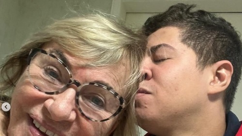 Mãe de Eliana agita web após ser flagrada aos beijos com influenciador