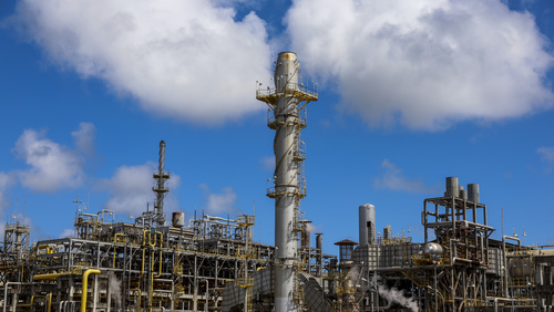 Petróleo supera US$ 90 e liga alerta para inflação global; veja os impactos