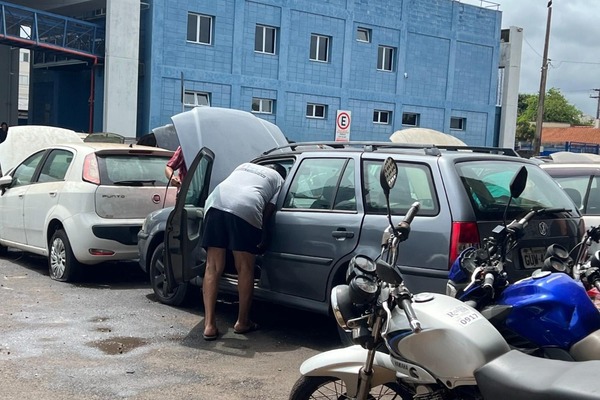 Pátio da RP Mobi recebe visitantes no primeiro dia de visitação do leilão de veículos