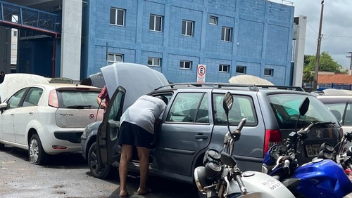 Pátio da RP Mobi recebe visitantes no primeiro dia de visitação do leilão de veículos