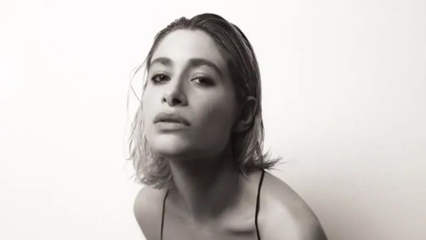 Luisa Arraes sofre assalto da gangue da pedrada e ironiza: 'Clássico'