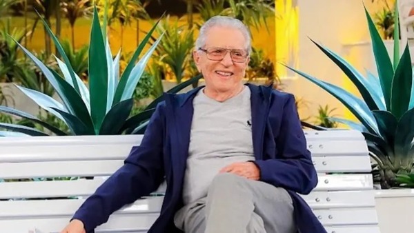 Carlos Alberto de Nóbrega recebe alta após internação por pneumonia