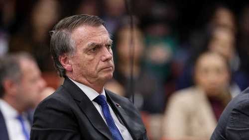 Bolsonaro tem crise de vômito e é internado em hospital de Brasília