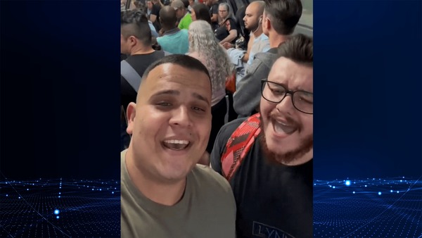 Dupla canta em estação-tubo de Curitiba e reação de passageiros viraliza