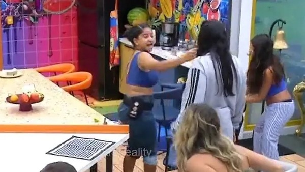 Milena mata barata e joga em brothers no 'BBB 26'; veja vídeo