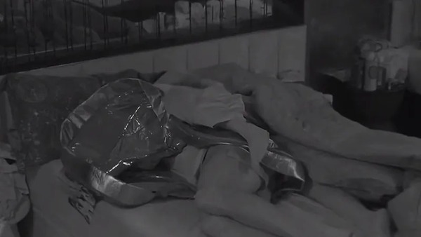 Ana Paula chama e Jonas deita de conchinha na cama do 'BBB 26'