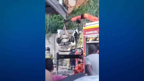 Carro cai de altura de 17 metros e deixa adolescente preso às ferragens