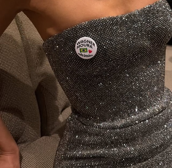 No Oscar, Bruna Marquezine usa broche para Wagner Moura: 'Molho brasileiro'