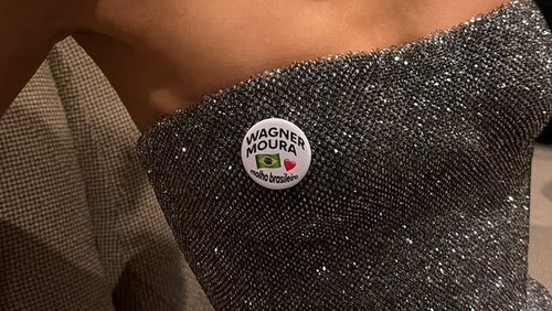 No Oscar, Bruna Marquezine usa broche para Wagner Moura: 'Molho brasileiro'