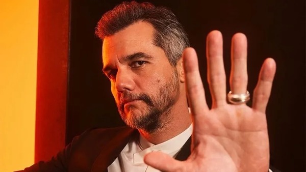 Aliança de Wagner Moura no Oscar vira meme: "Derreteu um portão"