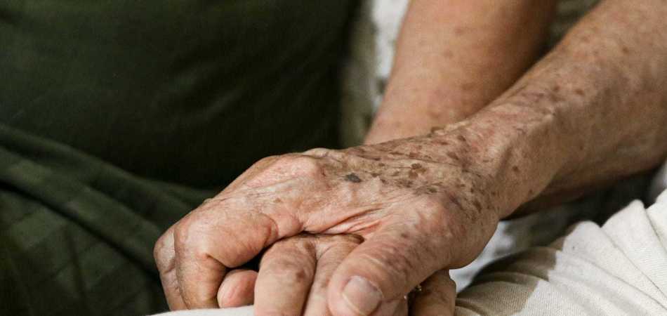 Número de idosos supera o de jovens e impulsiona profissão de cuidador