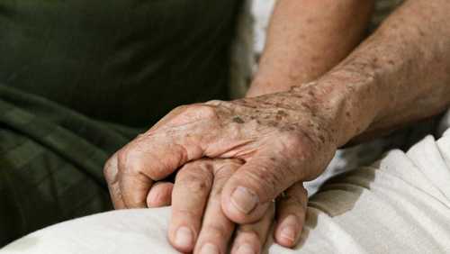 Número de idosos supera o de jovens e impulsiona profissão de cuidador