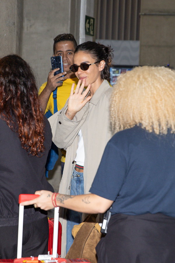 Bruna Marquezine desembarca no Brasil após Oscar