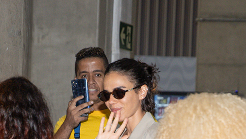 Bruna Marquezine desembarca no Brasil após Oscar