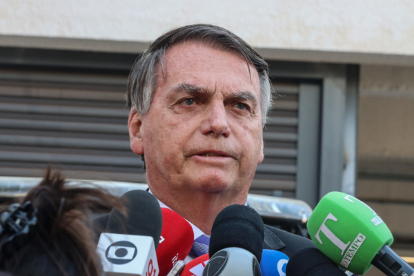 Bolsonaro mantém melhora clínica, mas não tem previsão de alta, diz boletim