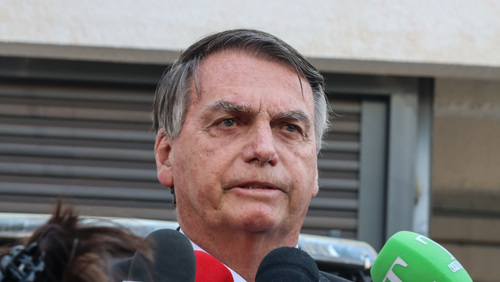 Bolsonaro mantém melhora clínica, mas não tem previsão de alta, diz boletim