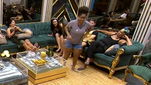 No 'BBB', Milena ameaça peidar em Jonas, que implica: 'Rosca frouxa'