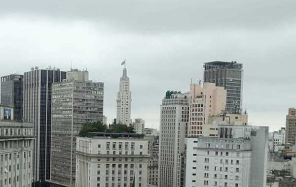 Colégio de SP suspende alunos após mensagens misóginas e citação a Epstein