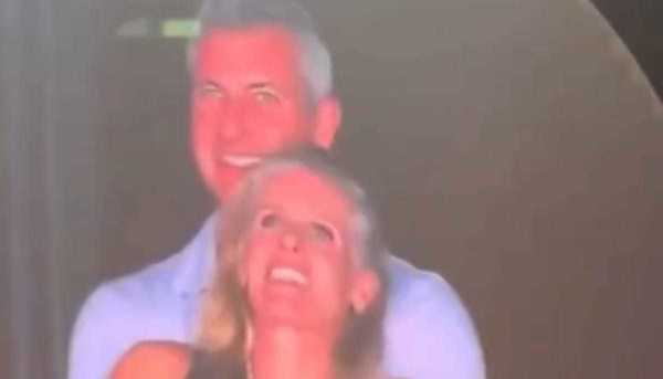 Executiva flagrada com chefe casado revela que ex-marido estava no show