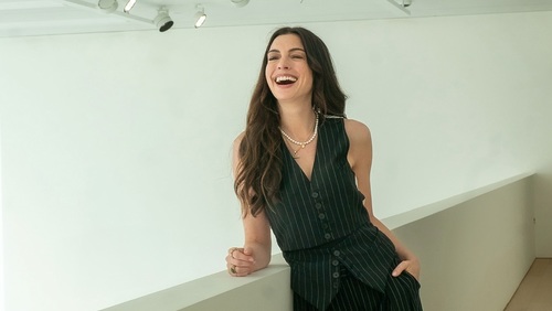 Anne Hathaway revela truque de "facelift" caseiro que fez sucesso no Oscar