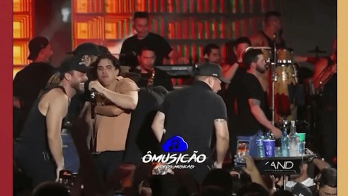 Natanzinho Lima é carregado por seguranças após ficar bêbado em show; veja!