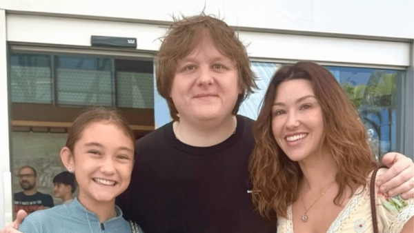 Após polêmica com Chappell Roan, família de Jorginho posa com Lewis Capaldi