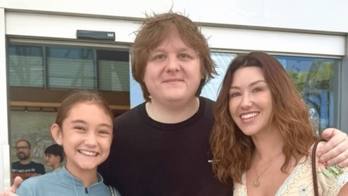 Após polêmica com Chappell Roan, família de Jorginho posa com Lewis Capaldi