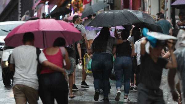 Semana começa com alerta laranja de chuvas intensas em 17 estados