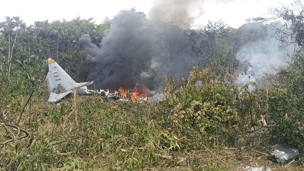 Avião militar com 125 pessoas cai na Colômbia e deixa 8 mortos