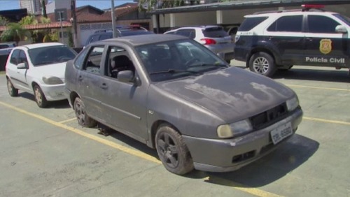 Polícia investiga se crianças achadas em carro morreram por desidratação