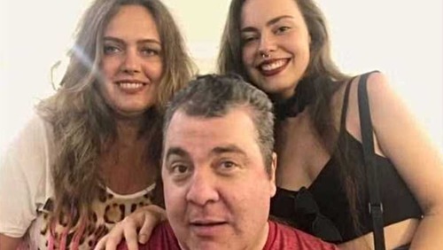 Grávida, filha de Gerson Brenner faz viagem de ônibus até o velório do pai