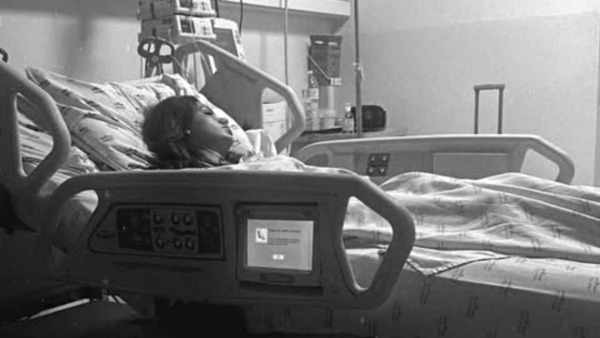 Vivi Wanderley expõe foto em hospital para provar internação