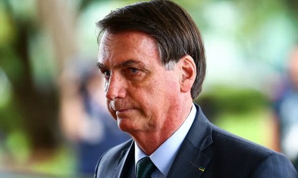 Bolsonaro reclama de dor no ombro direito, e médicos indicam cirurgia